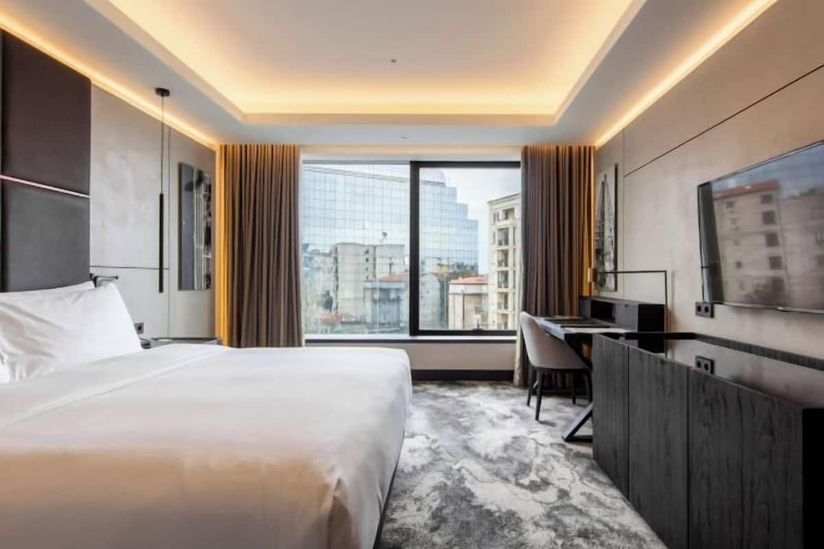 Hypo-allergenic bedding, minibar, in-room safe, desk