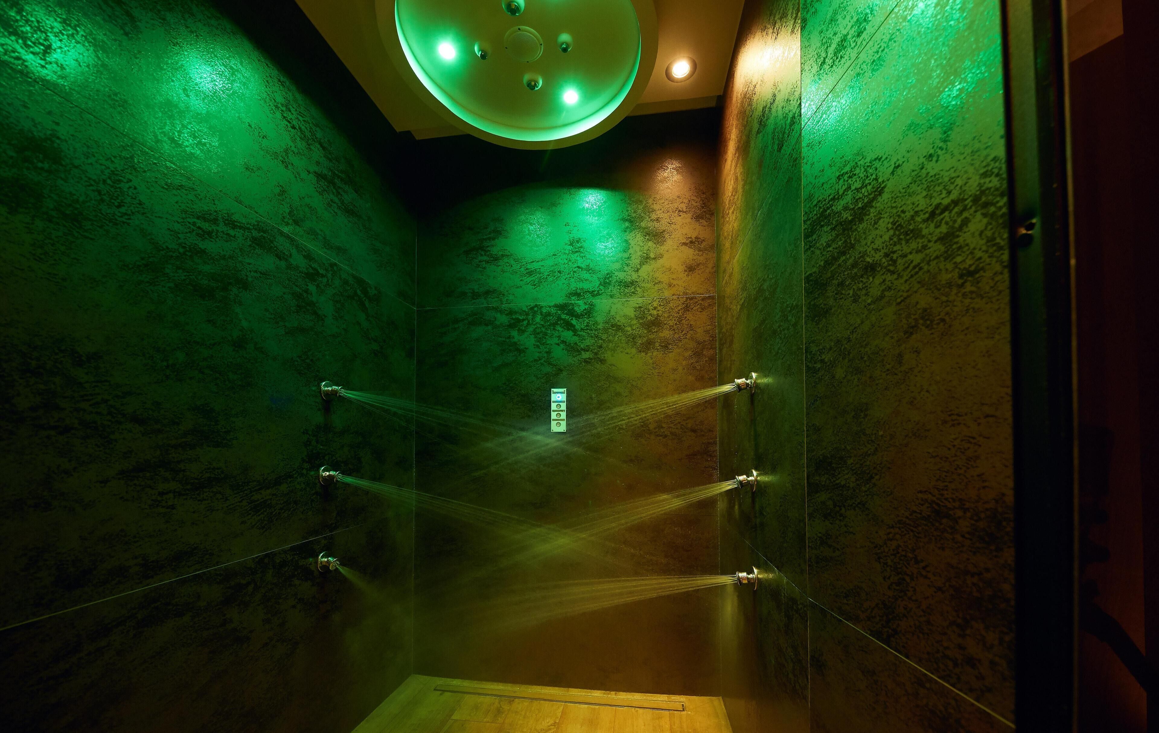 Un sauna, una bañera de hidromasaje, baño turco, baño turco/hammam
