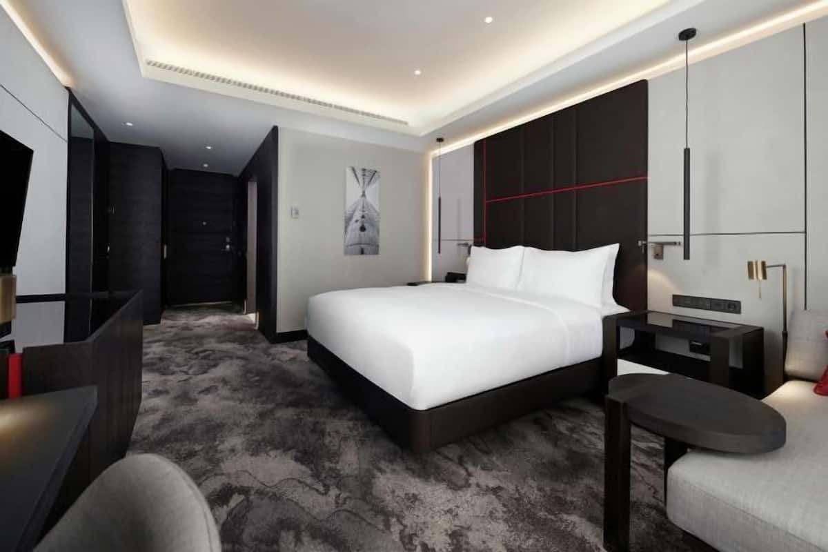 Hypo-allergenic bedding, minibar, in-room safe, desk