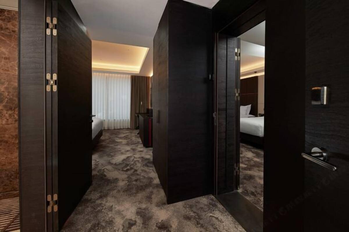 Hypo-allergenic bedding, minibar, in-room safe, desk