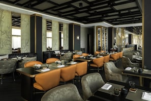 2 bars/lounges, lobby lounge - Hilton Belgrade (Belgrade)