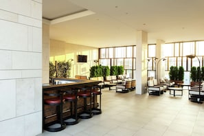 2 Bars/Lounges, Lobby-Lounge