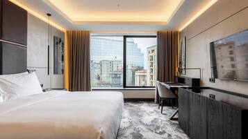 Ropa de cama hipoalergénica, minibar, caja fuerte y escritorio