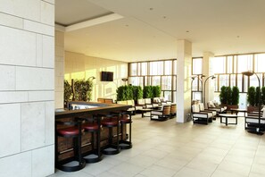 2 bares y 1 salón en el vestíbulo