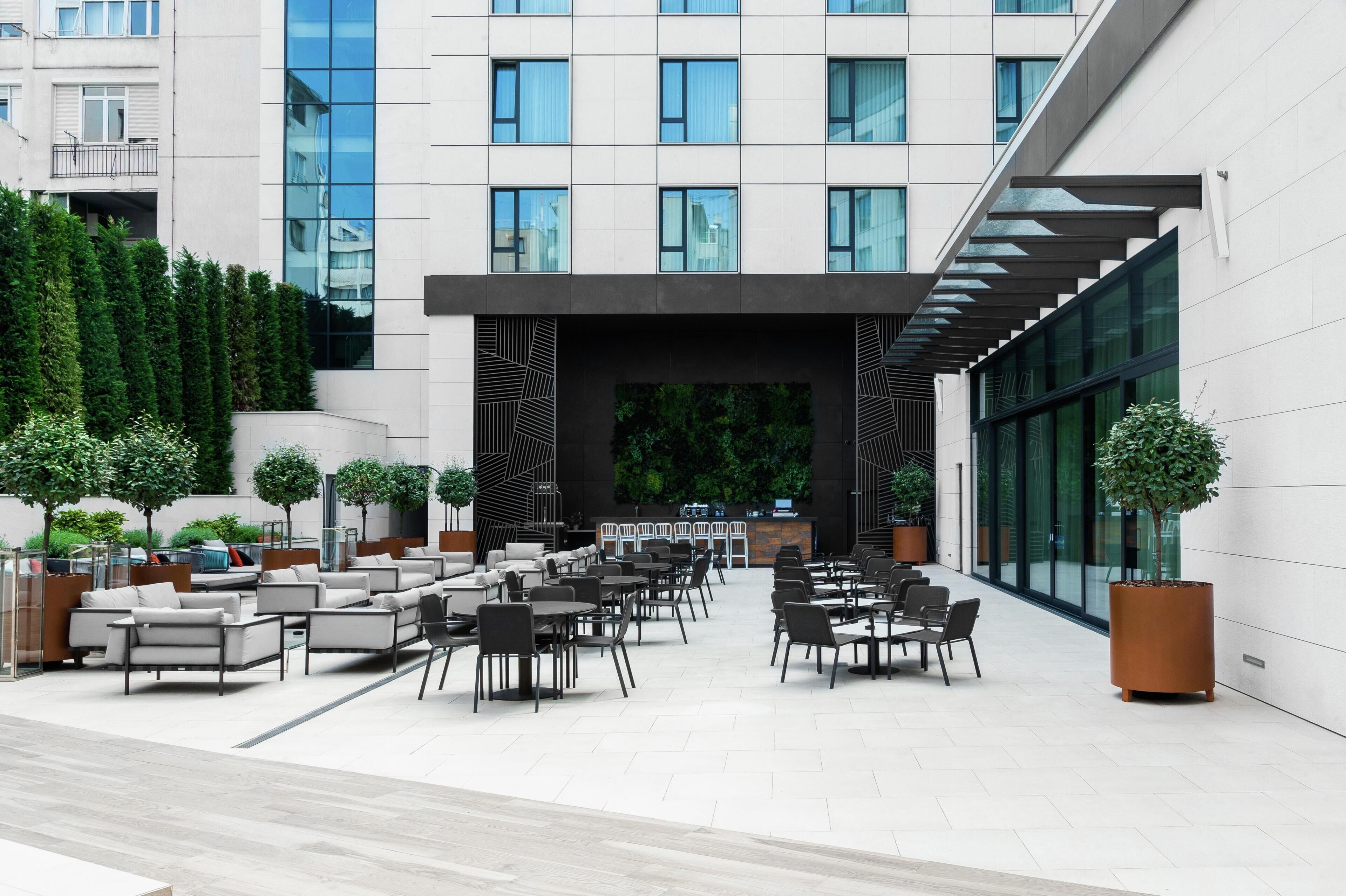 2 restaurants; breakfast, lunch and dinner served 