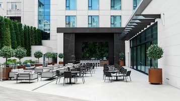 2 restaurants; breakfast, lunch and dinner served