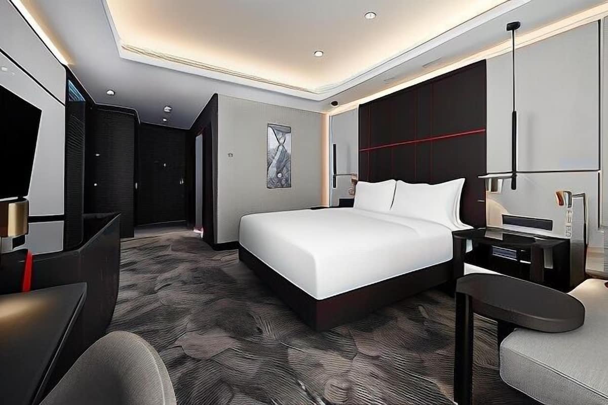 Hypo-allergenic bedding, minibar, in-room safe, desk