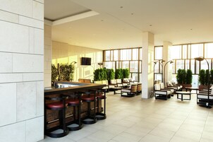 2 bar/dinlenme salonu, lobi salonu 
