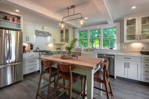 Fridge, microwave, oven, stovetop - On Silver Lake Close To Woodstock (Barnard)