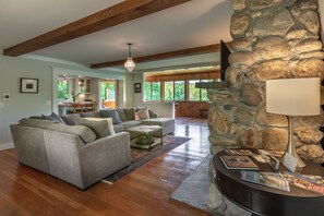 Smart TV, chimenea, libros y estéreo 