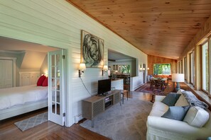 Smart TV, chimenea, libros y estéreo 