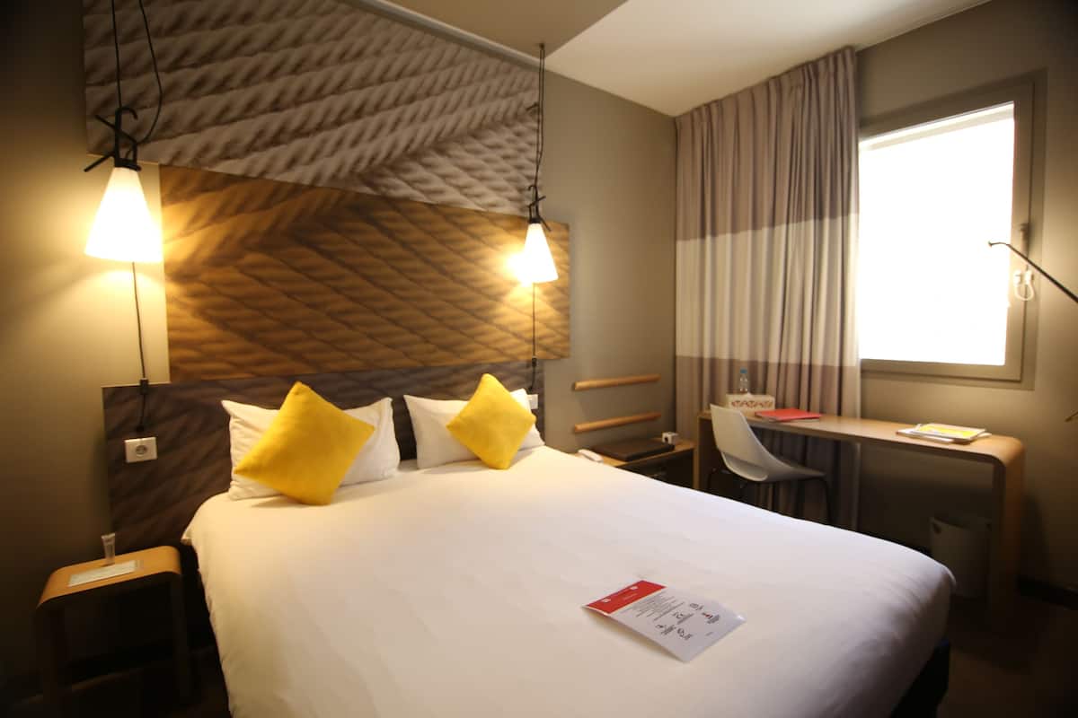 standard double room, 1 double bed | premium bedding, in-room safe, desk, blackout curtains