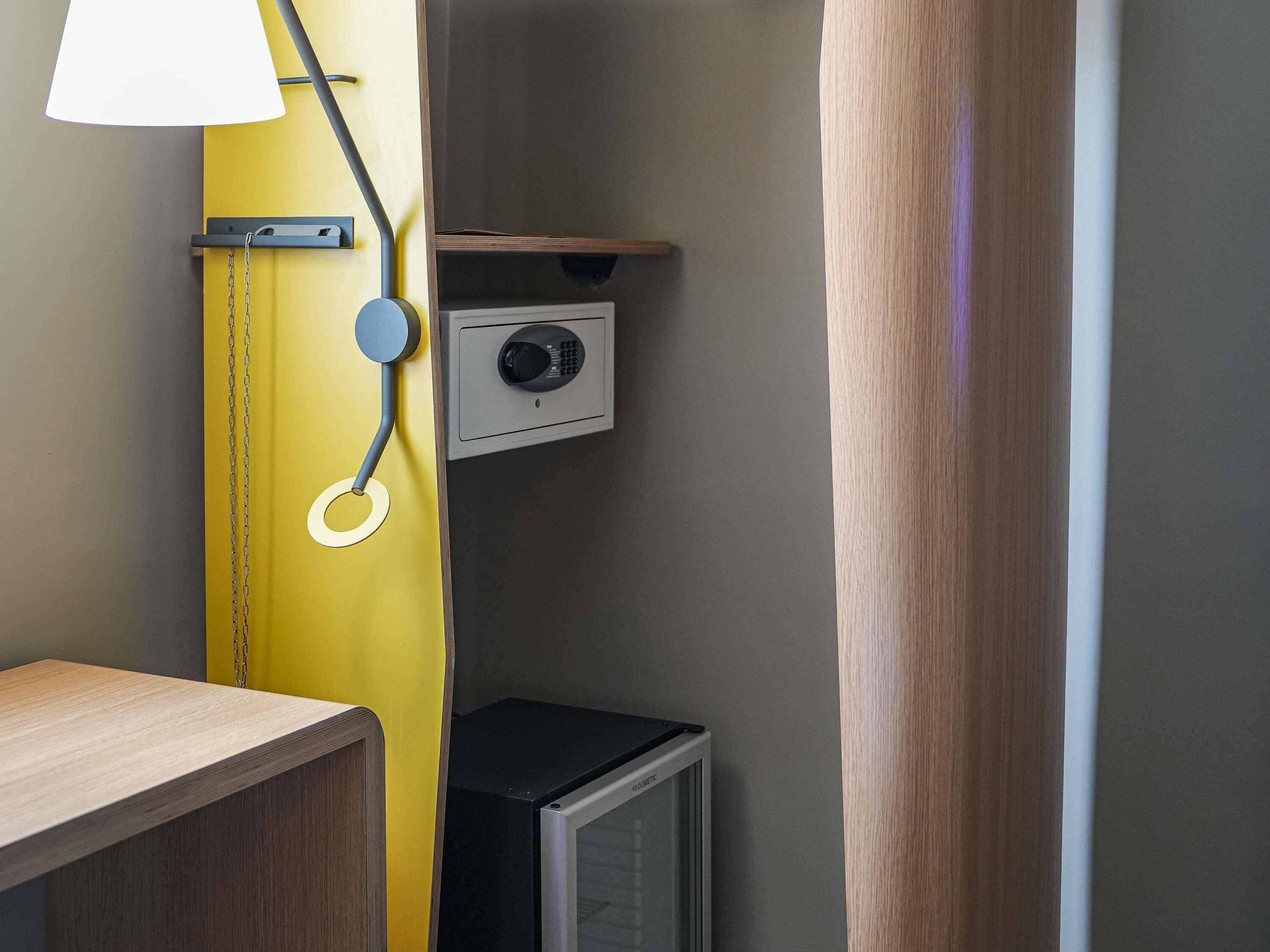 standard room, 1 single bed | premium bedding, in-room safe, desk, blackout curtains