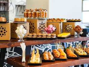 Ein Buffet mit verschiedenen Desserts und Snacks.