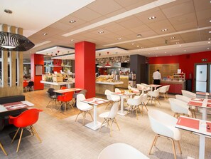 Daily buffet breakfast (TND 38 per person)