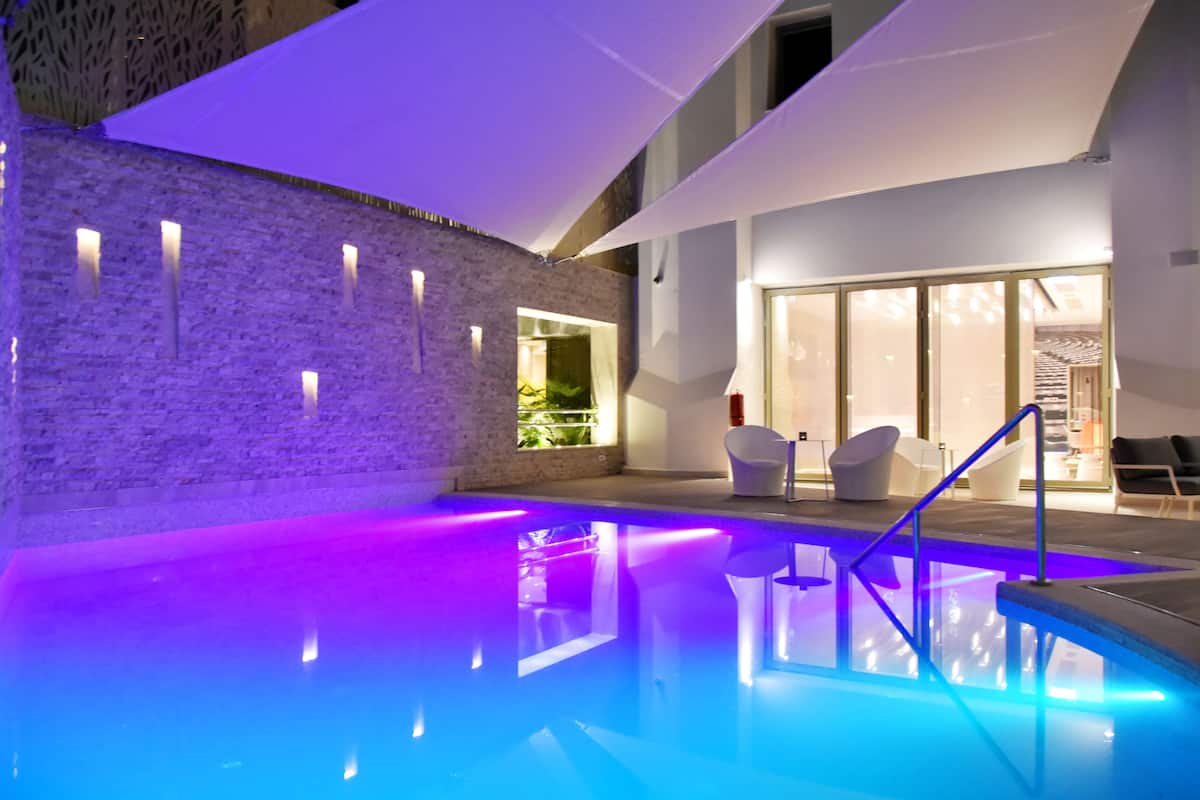 outdoor pool, open 9:00 am to 4:30 pm, lifeguards on site