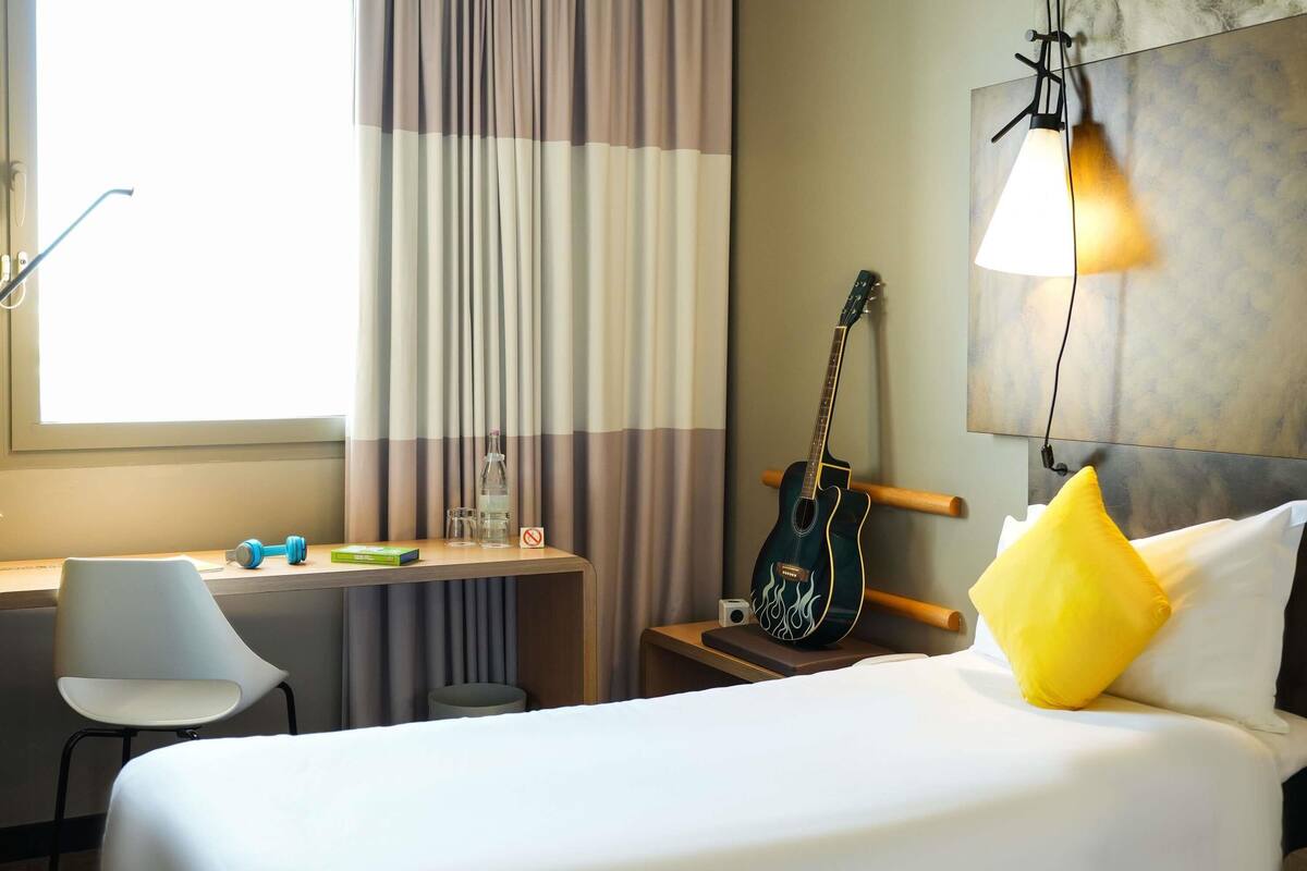 Standard Twin Room, 2 Twin Beds | Premium bedding, in-room safe, desk, blackout drapes