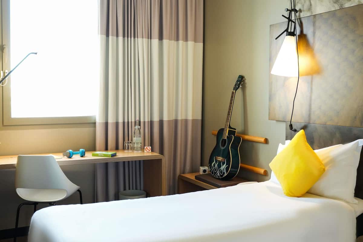 Standard Twin Room, 2 Twin Beds | Premium bedding, in-room safe, desk, blackout drapes