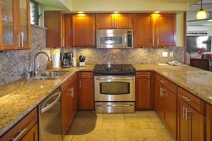 Køleskab, mikrobølgeovn, ovn, kogeplade