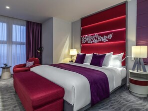 Suite Deluxe, 1 cama King size, con acceso al salón lounge del club | Edredón, minibar, caja de seguridad en la habitación y escritorio 