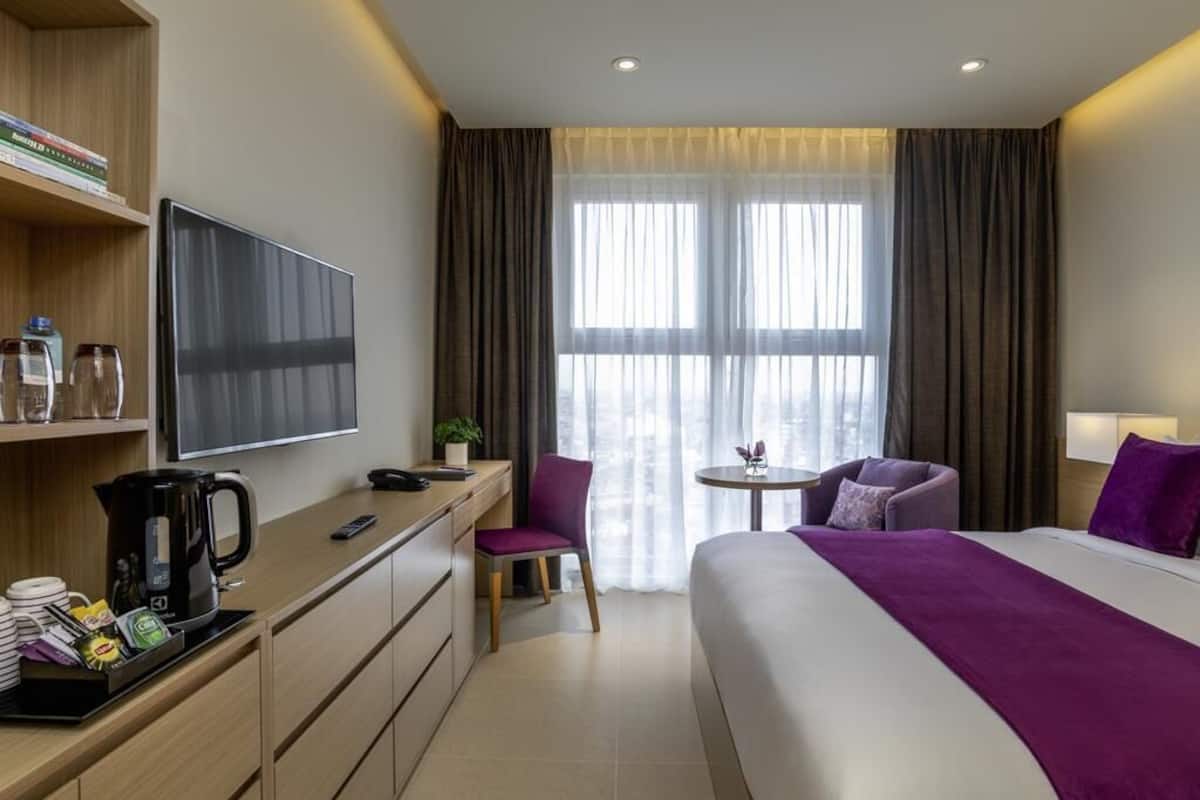 Estudio, 1 cama matrimonial | Edredón, minibar, caja de seguridad en la habitación y escritorio