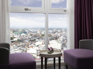 Edredón, minibar, caja de seguridad en la habitación y escritorio 