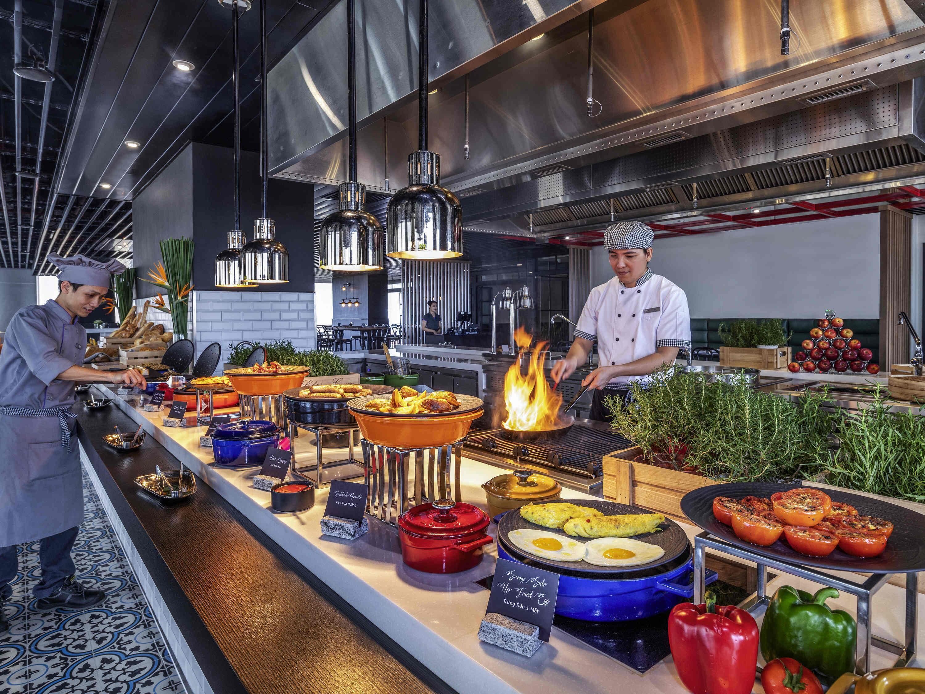 daily buffet breakfast (vnd 270000 per person)