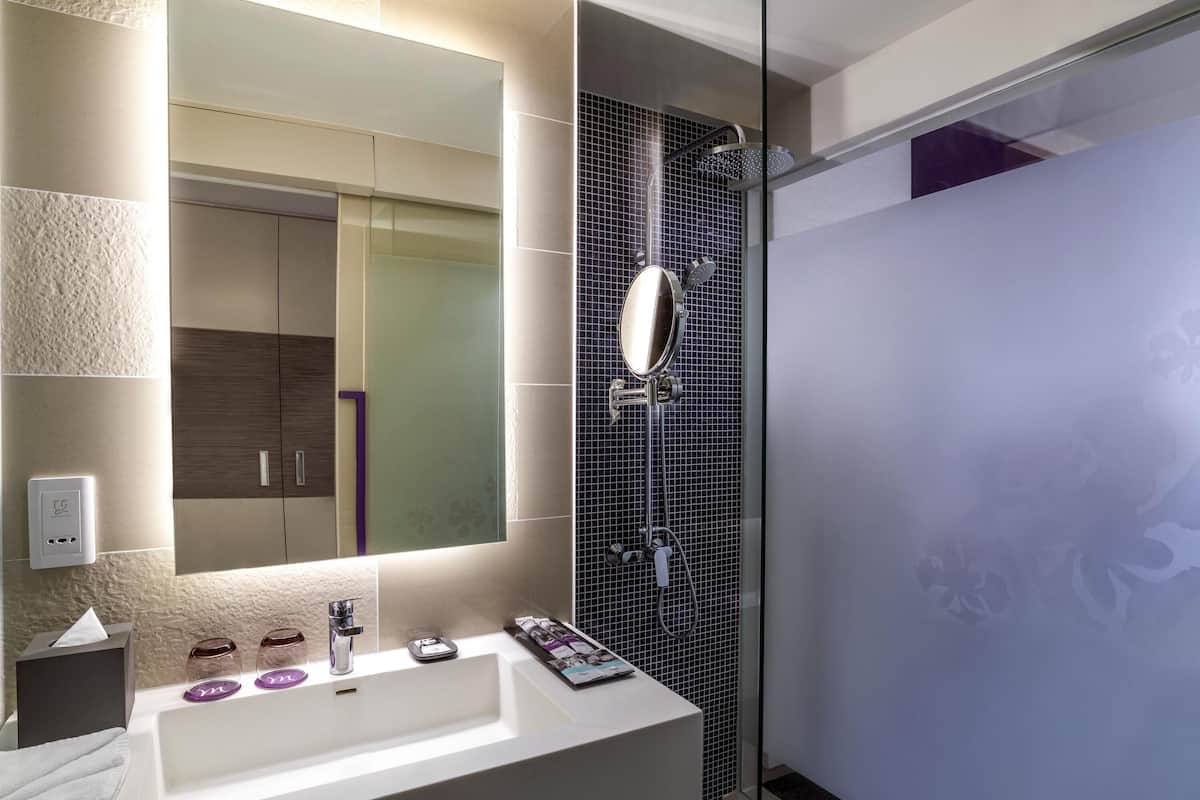 Copriletto in piuma, minibar, una cassaforte in camera, una scrivania