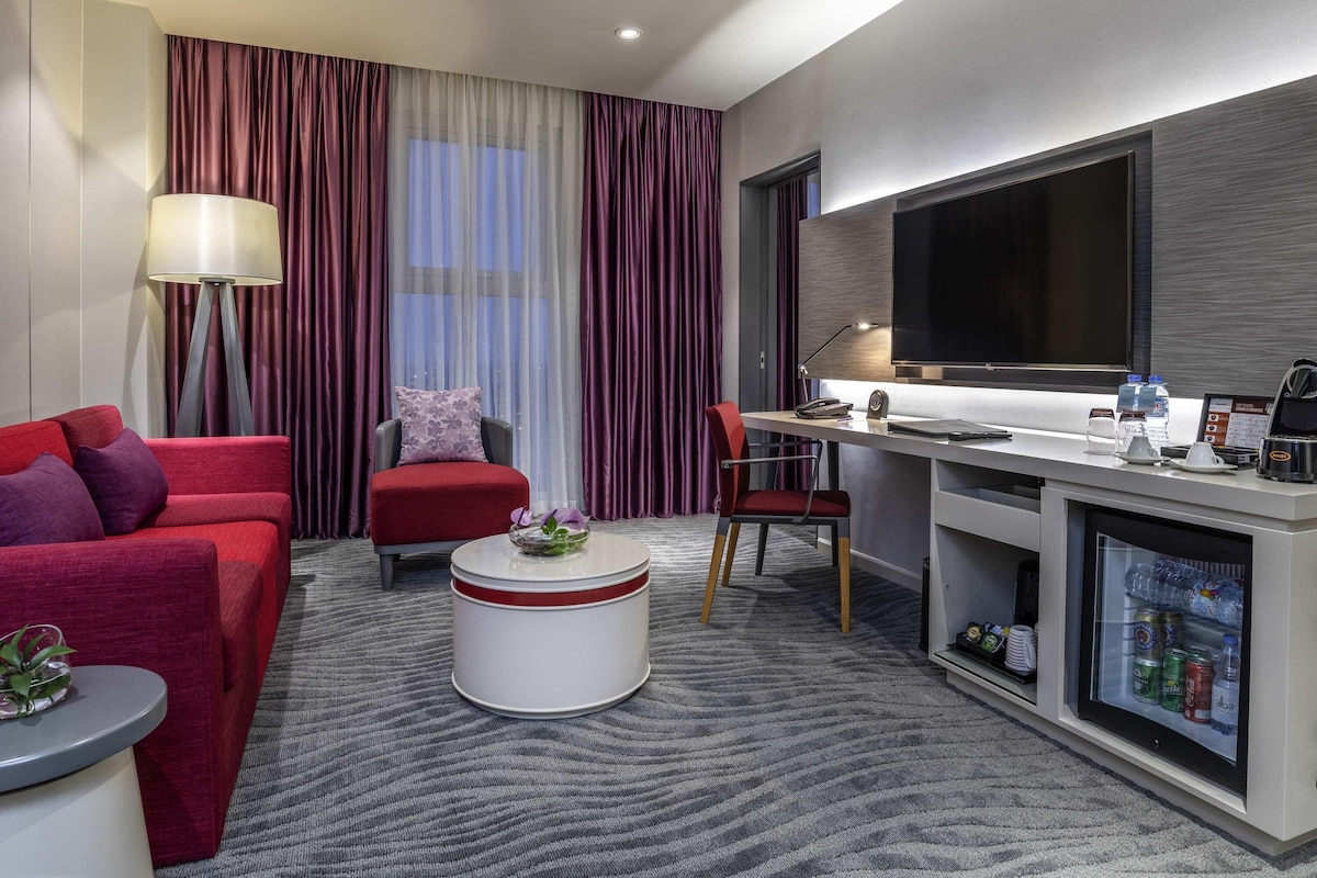 Deluxe Suite, 1 Katil Raja (King), Akses Club Lounge | Gebar bulu kapas, bar mini, peti besi dalam bilik, meja 