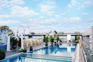 Outdoor pool, pool umbrellas, sun loungers