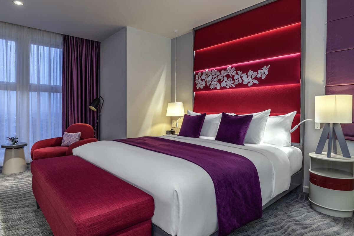 deluxe suite, 1 king bed, club lounge access | down duvets, minibar, in-room safe, desk