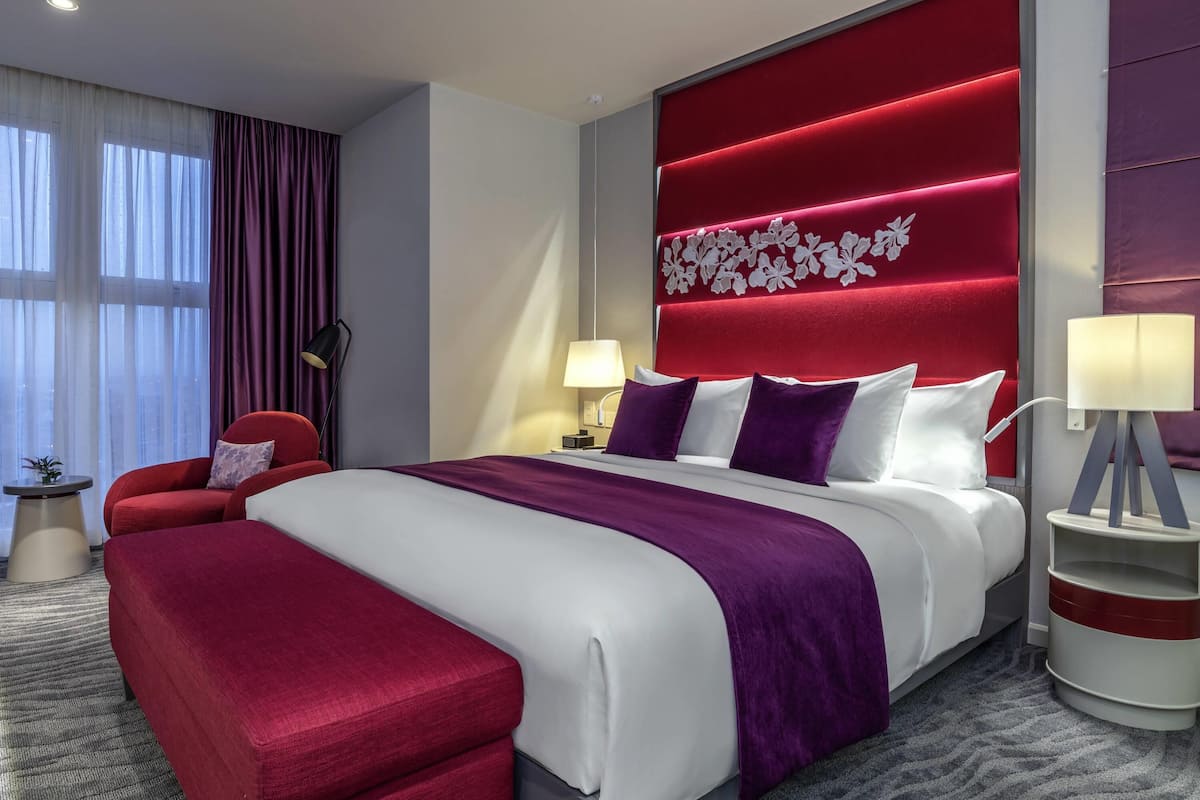 Suite Deluxe, 1 letto king, accesso al Club Lounge | Copriletto in piuma, minibar, una cassaforte in camera, una scrivania