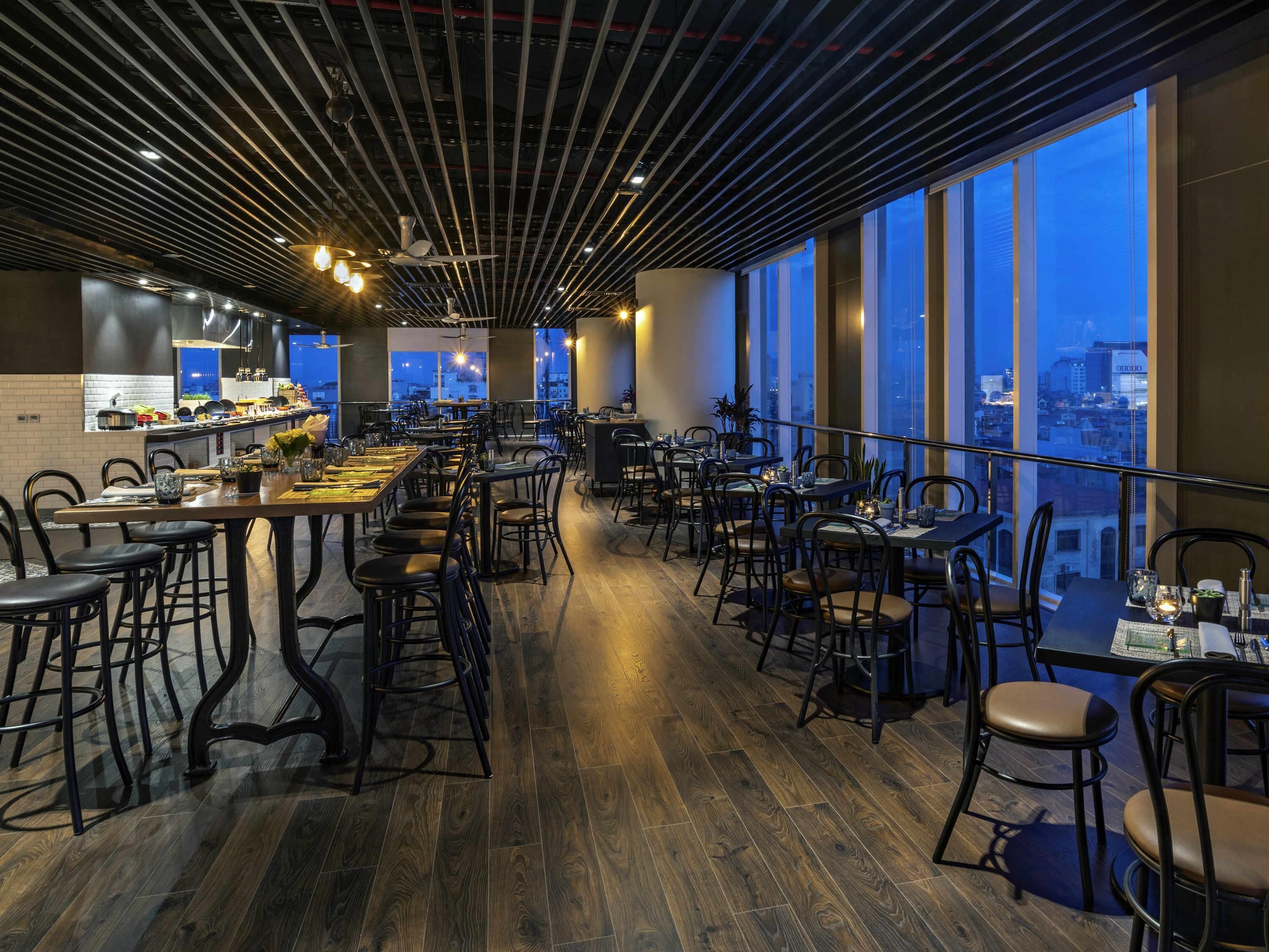 daily buffet breakfast (vnd 270000 per person)