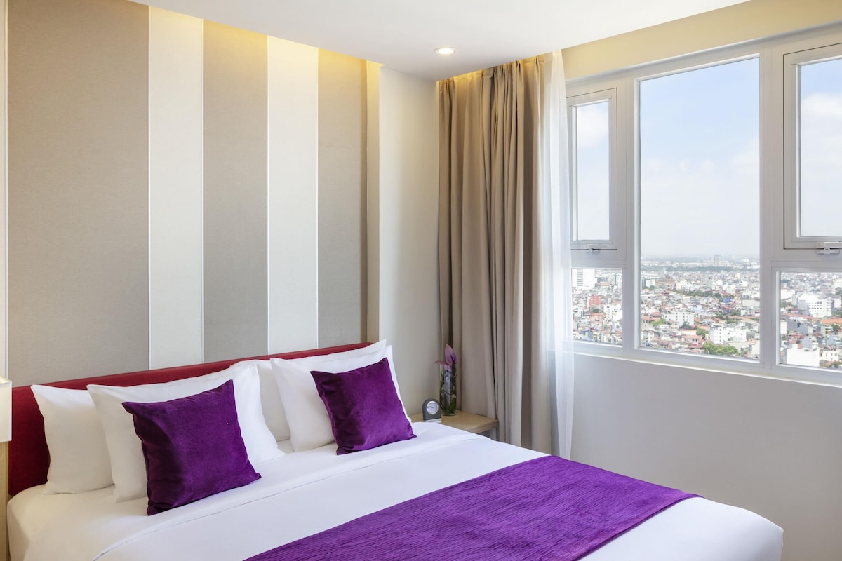 Deluxe Apartment, 3 Bedrooms | Gebar bulu kapas, bar mini, peti besi dalam bilik, meja 