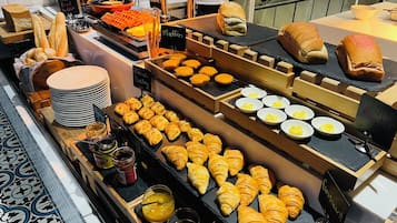 Daily buffet breakfast for a fee