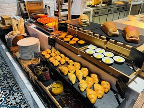 Petit déjeuner buffet servi tous les jours en supplément