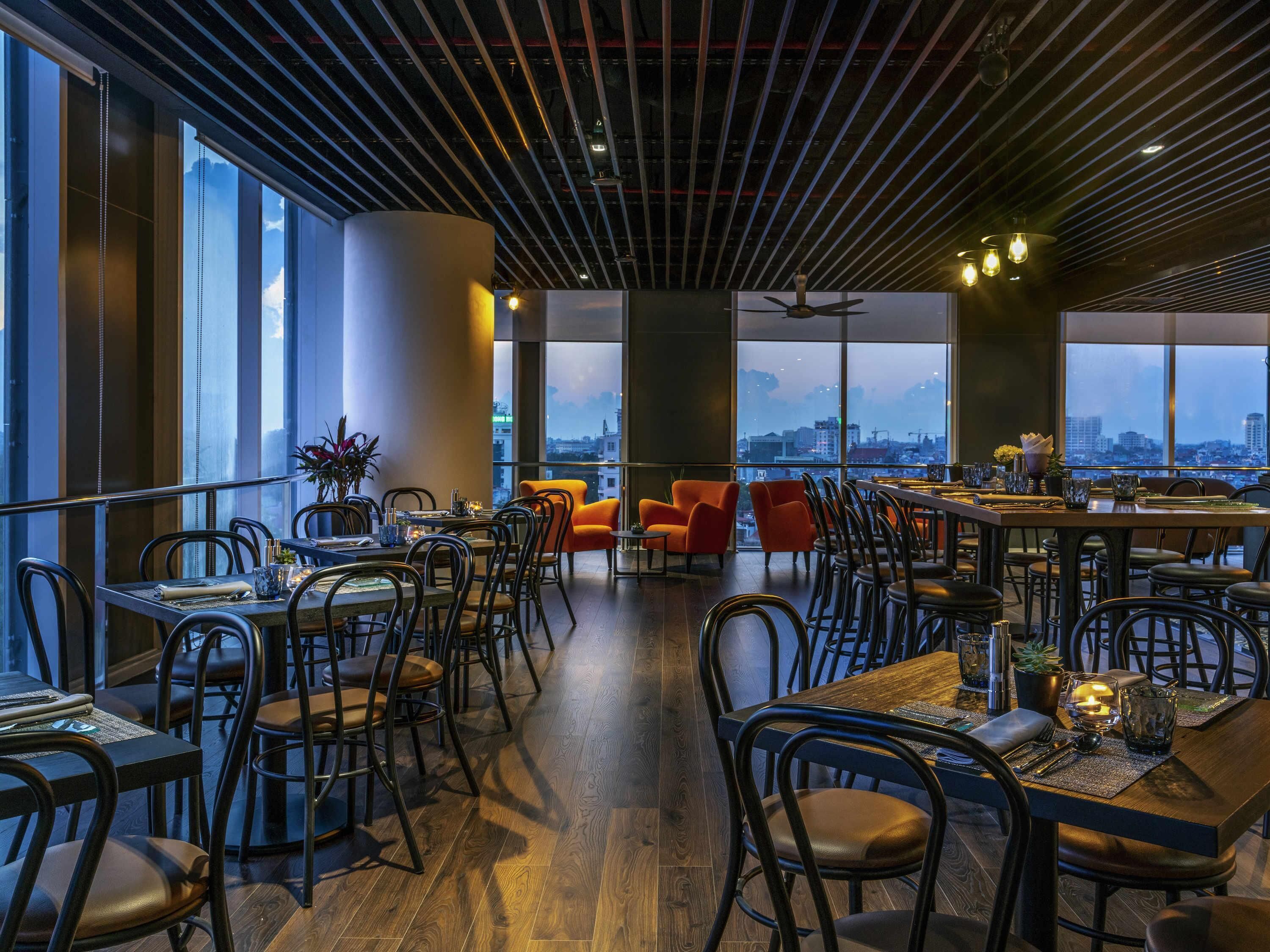 daily buffet breakfast (vnd 270000 per person)