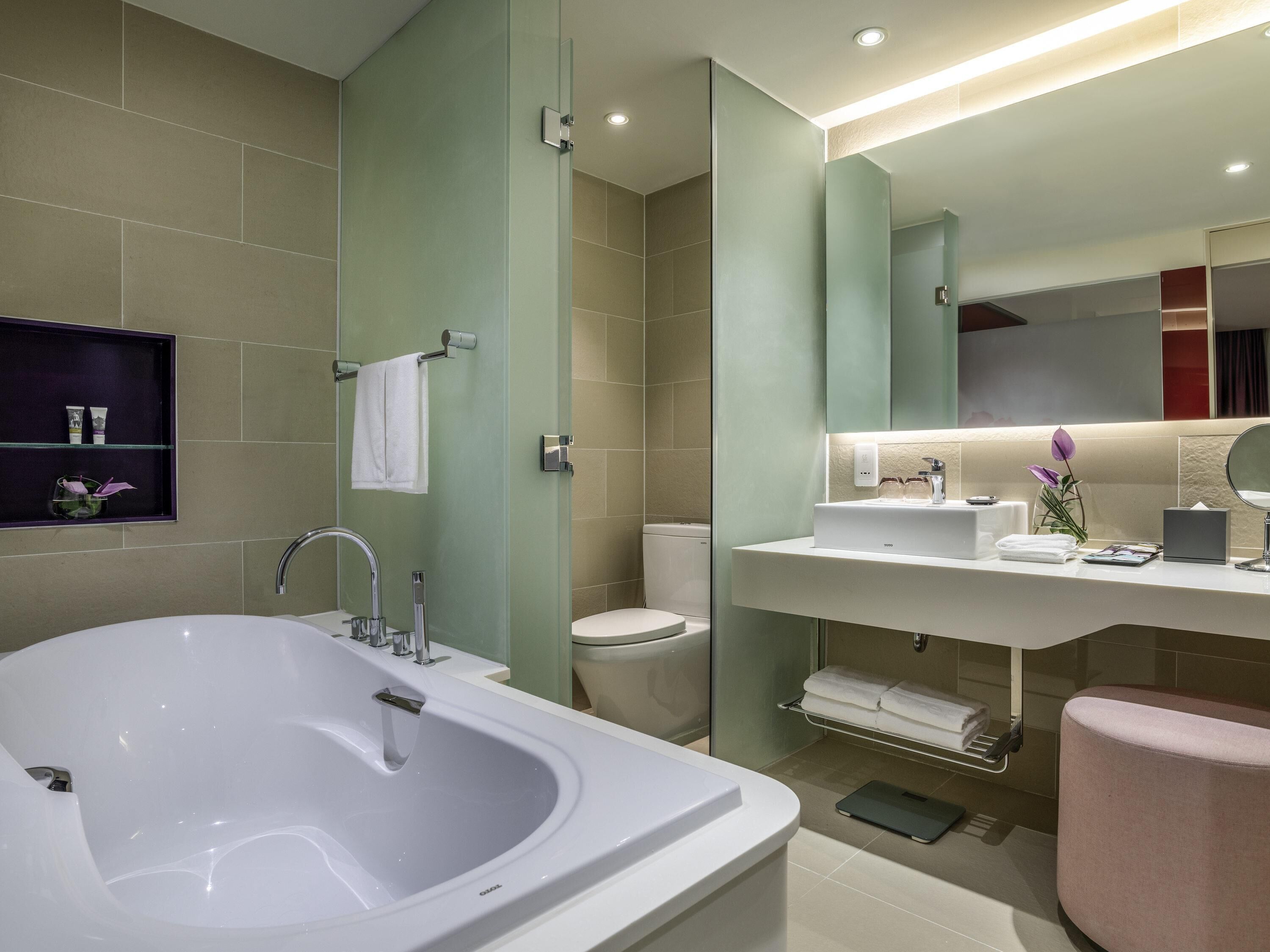 Suite Deluxe, 1 cama de matrimonio grande, Acceso al salón del club | Edredones de plumas, minibar, caja fuerte y escritorio