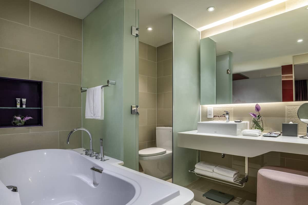 Deluxe Suite, 1 King Bed, Club lounge access | Down duvets, minibar, in-room safe, desk