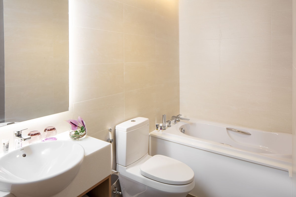 A bathroom with a white sink, toilet, and bathtub.