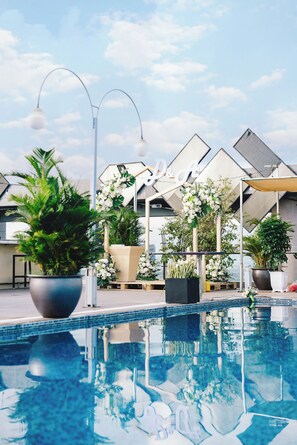 Kolam renang outdoor, dengan payung kolam renang dan kursi berjemur