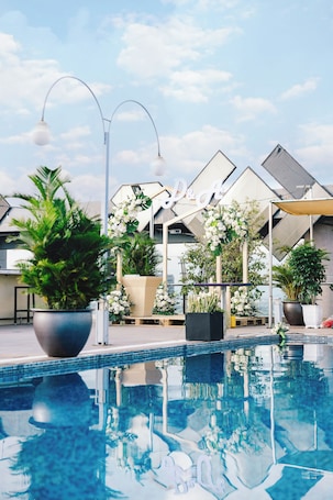 Kolam renang outdoor, dengan payung kolam renang dan kursi berjemur