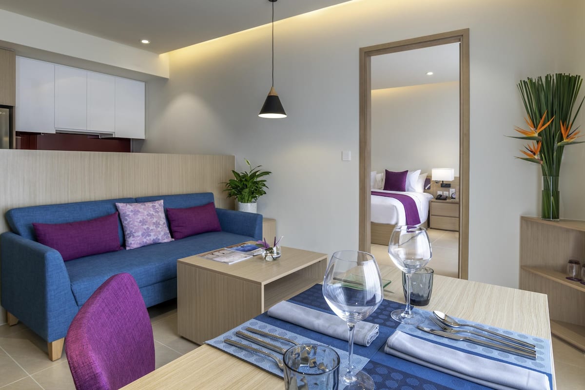 Appartement, 1 slaapkamer | Donsdekens, een minibar, een kluis op de kamer, een bureau