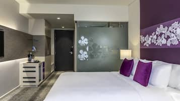 Superior kamer, 1 kingsize bed | Donsdekens, een minibar, een kluis op de kamer, een bureau