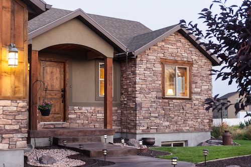 Within Minutes Of BYU, Temples, Skiing  Sleeps 18