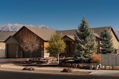 Within Minutes Of BYU, Temples, Skiing  Sleeps 18