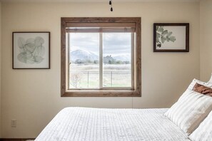 5 bedrooms, iron/ironing board, travel crib, free WiFi - Within Minutes Of BYU, Temples, Skiing  Sleeps 18 (Vineyard)
