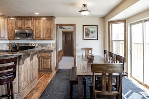 Dining - Within Minutes Of BYU, Temples, Skiing  Sleeps 18 (Vineyard)