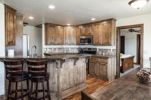 Fridge, microwave, oven, stovetop - Within Minutes Of BYU, Temples, Skiing  Sleeps 18 (Vineyard)