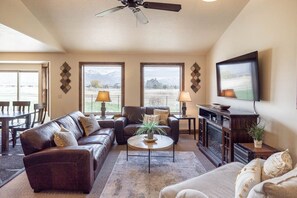 Smart TV, fireplace, DVD player, table football - Within Minutes Of BYU, Temples, Skiing  Sleeps 18 (Vineyard)